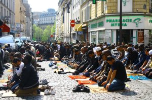 musulmanes-orando-en-la-calle-en-europa