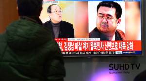 Pantallas de televisión muestran noticias sobre la muerte de Kim Jong-nam, en Seúl