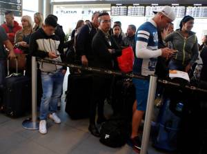 Viajeros esperan para embarcar hacia Miami en el aeropuerto El Dorado de Bogotá
